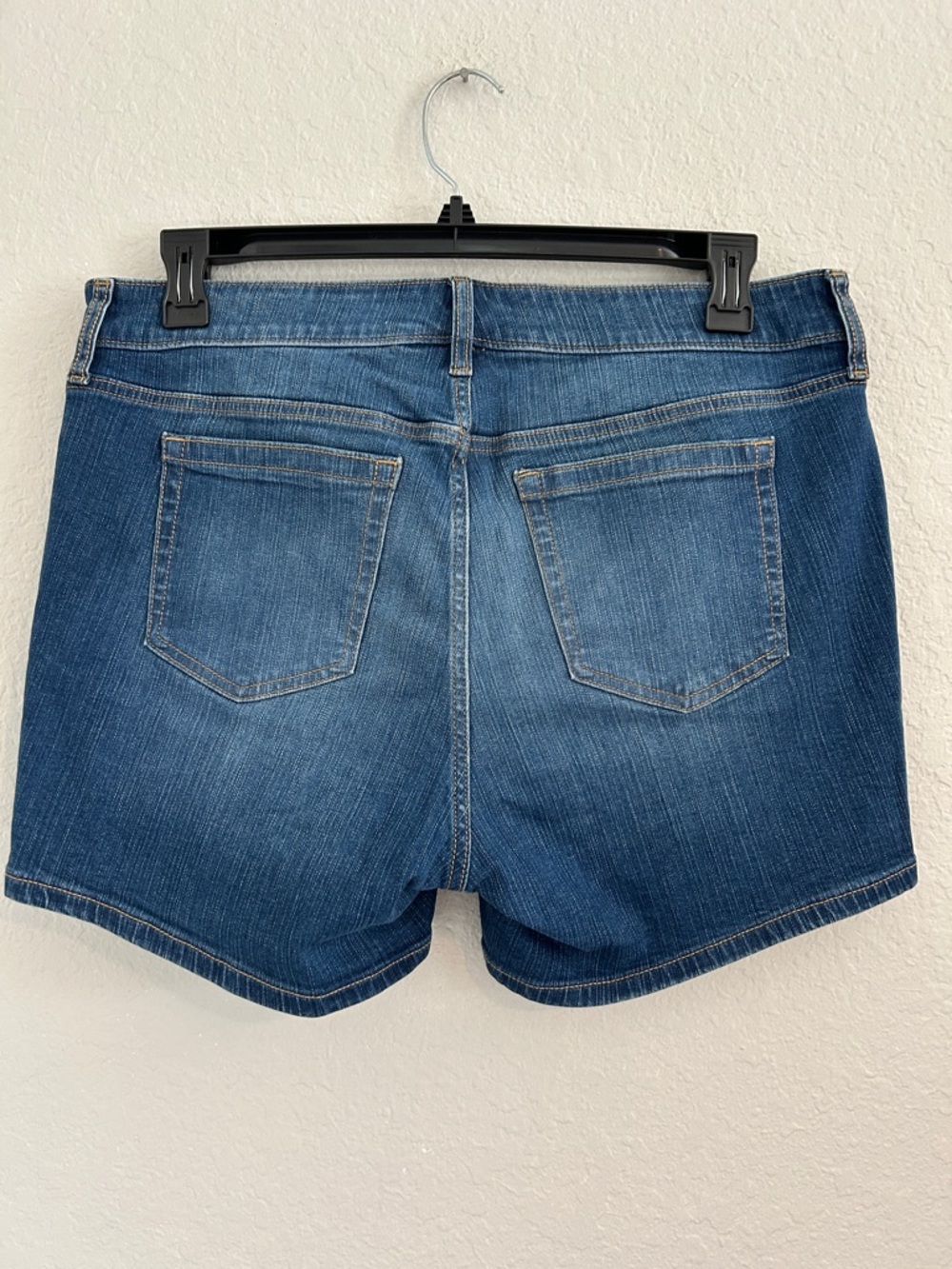 torrid medium wash 5” vintage denim shorts - Picture 3 of 5